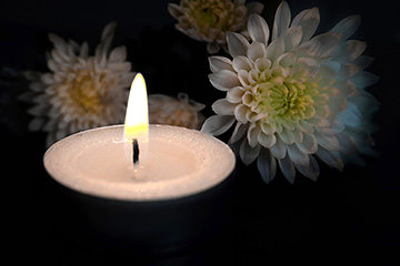 Ventura Townehouse chapel - close up picture of chrysanthemums and a candle
